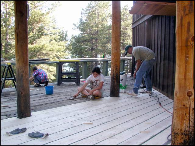 The team started in the middle of the deck where the boards fittend under the cabin walls.
